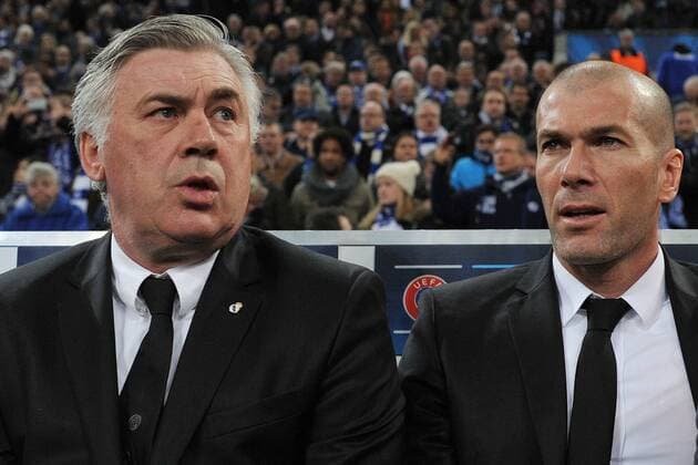FC Schalke 04 vs. Real Madrid --- Fussball --- Champions League --- 26.02.2014 Carlo Ancelotti (Trainer Madrid), links, und Zinedine Zidane (Co-Trainer Madrid), halbe Figur