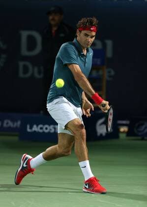 Dubai Tennis Championships 2014, ATP Tennis Herren Tennis Turnier,International Series,Dubai Tennis Stadium, U.A.E., Roger Federer (SUI),Aktion,Einzelbild, Ganzkoerper,Hochformat,