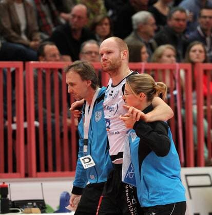 Alexander Becker (TV 1893 Neuhausen) mitte wird von Dr. Dietmar Baumann (TV 1893 Neuhausen) links und Sabine Anschuetz (TV 1893 Neuhausen) rechts verletzt auf die Bank begleitet TV Neuhausen vs TV Bittenfeld, 2 Bundesliga, Handball, 28.02.2014 --- EP_pfh