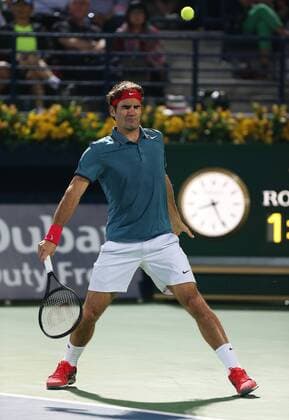 Dubai Tennis Championships 2014, ATP Tennis Herren Tennis Turnier,International Series,Dubai Tennis Stadium, U.A.E.,Final,Endspiel,Roger Federer (SUI) verzieht Gesicht als der Ball verspringt,Aktion, Einzelbild,Ganzkörper,Hochformat,Mimik,kurios,