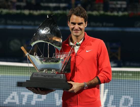 Dubai Tennis Championships 2014, ATP Tennis Herren Tennis Turnier,International Series,Dubai Tennis Stadium, U.A.E.,Final,Endspiel,Siegerehrung,Praesentation, Sieger Roger Federer (SUI) mit dem Pokal, Einzelbild,Halbkörper,Querformat,