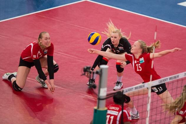 02.03.2014, Gerry-Weber-Stadion, Halle Westfalen Volleyball, DVV-Pokal Finale, Rote Raben Vilsbiburg vs. VolleyStars Thüringen Thüringen Abwehr Michelle Bartsch ( 4 Vilsbiburg), Anna Pogany ( 12 Vilsbiburg), Jennifer Geerties ( 15 Vilsbiburg)