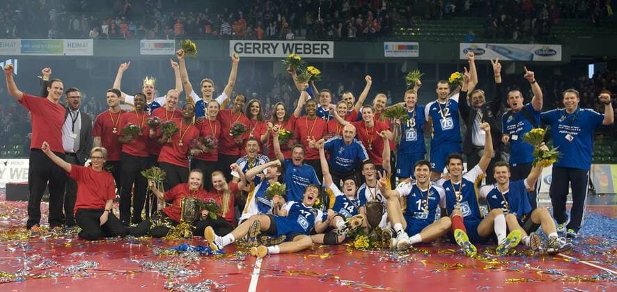 Halle Westfalen, Deutschland 02. Maerz 2014: Volleyballpokalfinale 2014 Pokalgewinner der Frauen Rote Raben Vilsbiburg und die Herren des VfB Friedrichshafen. mt