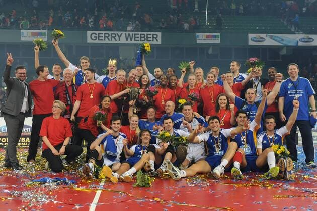 Halle Westfalen, Deutschland 02. Maerz 2014: Volleyballpokalfinale 2014 Pokalgewinner der Frauen Rote Raben Vilsbiburg und die Herren des VfB Friedrichshafen. mt