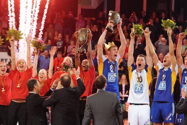 Halle Westfalen, Deutschland 02. Maerz 2014: Volleyballpokalfinale 2014 Pokalgewinner der Frauen Rote Raben Vilsbiburg und die Herren des VfB Friedrichshafen. mt
