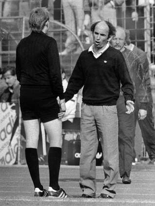 Trainer Hannes Linßen (SC Fortuna Köln) im Disput mit Schiedsrichter Siegfried Bauer