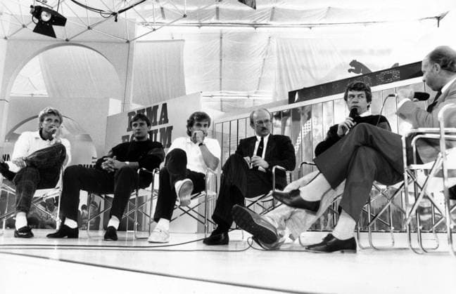 Talk Show auf der ISPO 1985: Sportjournalist Dieter Adler (re.) mit seinen Gästen vom SV Werder Bremen, v.li.: Norbert Meier, Torwart Dieter Burdenski, Rudi Völler, Manager Willi Lemke und Trainer Otto Rehhagel