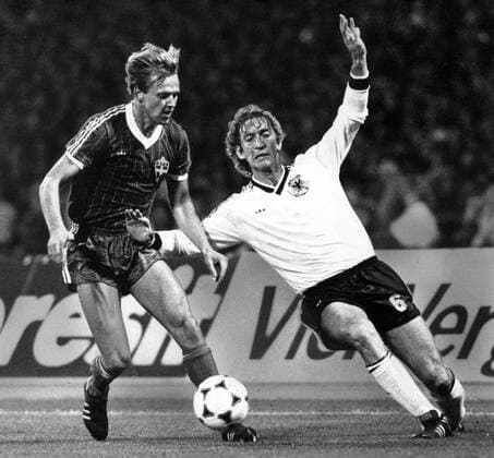 Ditmar Jakobs (BR Deutschland, re.) gegen Dan Corneliusson (Schweden)