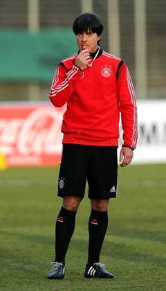 Stuttgart Fußball Nationalmannschaft Deutschland Training, Trainer Joachim Löw am Pfeifen