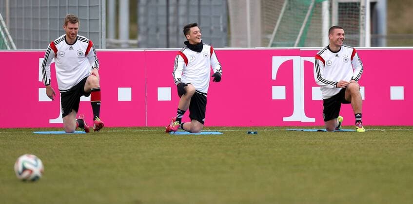 Stuttgart Fußball Nationalmannschaft Deutschland Training, v.l. Per Mertesacker, Mesut Özil, Lukas Podolski