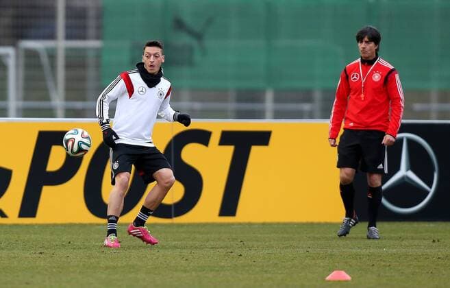 Stuttgart Fußball Nationalmannschaft Deutschland Training, v.l. Mesut Özil, Trainer Joachim Löw