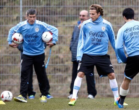 FUSSBALL - AUT vs URU, Testspiel, Vorberichte, Training KLAGENFURT,AUSTRIA,04.MAR.14 - FUSSBALL - ÖFB Freundschaftsspiel, Vorberichte, Abschlusstraining Nationalteam URU. Bild zeigt Teamchef Oscar Tabarez und Diego Forlan (URU). 