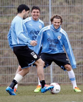 FUSSBALL - AUT vs URU, Testspiel, Vorberichte, Training KLAGENFURT,AUSTRIA,04.MAR.14 - FUSSBALL - ÖFB Freundschaftsspiel, Vorberichte, Abschlusstraining Nationalteam URU. Bild zeigt Luis Suarez und Diego Forlan (URU). 