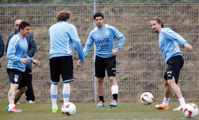 FUSSBALL - AUT vs URU, Testspiel, Vorberichte, Training KLAGENFURT,AUSTRIA,04.MAR.14 - FUSSBALL - ÖFB Freundschaftsspiel, Vorberichte, Abschlusstraining Nationalteam URU. Bild zeigt einen Betreuer, Diego Forlan, Luis Suarez und Christian Stuani (URU). 