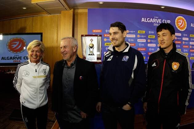 Fussball, Algarve Cup 2014, Pressekonferenz, v.li.: Bundestrainerin Silvia Neid (Deutschland), Trainer Niels Nielsen (Dänemark), Trainer Freyr Alexanderson (Island), Trainer Hao Wei (China) mit der Trophäe, Pokal. xfsx