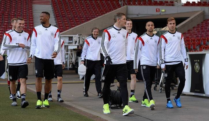 Fussball International 04.03.2014 Training der deutschen Nationalmannschaft in Stuttgart Auf dem Weg zum Abschlusstraining; Lukas Podolski, Jerome Boateng, Bastian Schweinsteiger, Sidney Sam und Mario Götze (v.li.) 