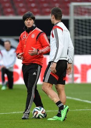 Fussball International 04.03.2014 Training der deutschen Nationalmannschaft in Stuttgart Trainer Joachim Löw (li) im Gespräch mit Miroslav Klose 
