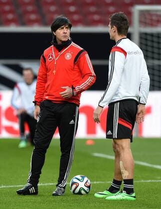 Fussball International 04.03.2014 Training der deutschen Nationalmannschaft in Stuttgart Trainer Joachim Löw (li) im Gespräch mit Miroslav Klose 