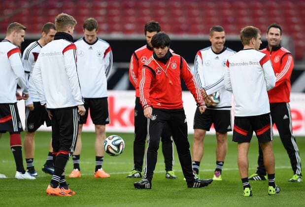 Fussball International 04.03.2014 Training der deutschen Nationalmannschaft in Stuttgart Trainer Joachim Löw (Mitte) mit Ball im Teamkreis 