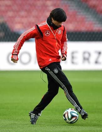 Fussball International 04.03.2014 Training der deutschen Nationalmannschaft in Stuttgart Trainer Joachim Löw am Ball 