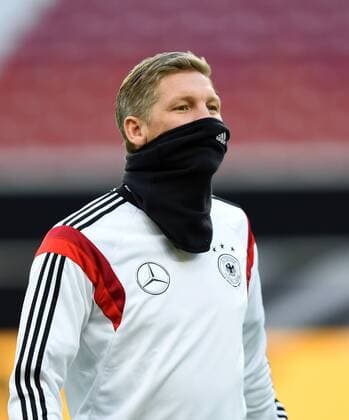 Fussball International 04.03.2014 Training der deutschen Nationalmannschaft in Stuttgart Bastian Schweinsteiger mit Schal 