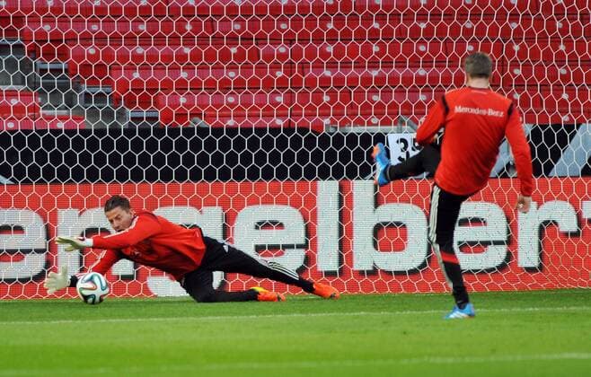 Roman WEIDENFELDER (GER), Torwart-Trainer Andreas KÖPKE (GER). Deutschland, Stuttgart: Fussball, DFB Nationalmannschaft: Training am 04.03.2014, Mercedes-Benz Arena.