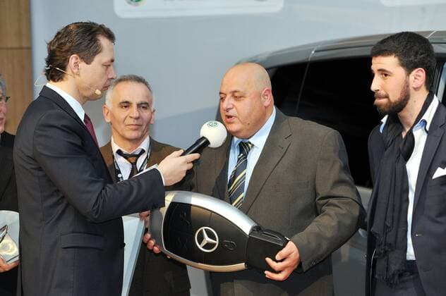 der Preisträger in der Kategorien Verein wird der SV Türkgücü Kassel 1972 e.V., hier mit dem Autoschlüssel des neuen Mercedes-Benz Vito. Deutschland, Stuttgart: Fussball, DFB : Integrationspreis des Deutschen Fussball-Bundes und Mercedes-Benz am 04.03.2014, Mercedes-Benz Museum.
