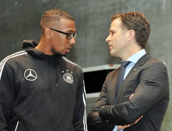 Jerome BOATENG (GER) im Gespräch mit Manager Oliver BIERHOFF (GER). Deutschland, Stuttgart: Fussball, DFB : Integrationspreis des Deutschen Fussball-Bundes und Mercedes-Benz am 04.03.2014, Mercedes-Benz Museum.