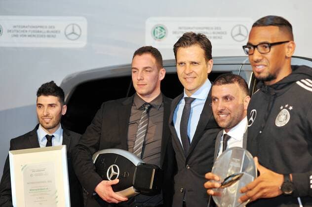 Der Verein MitternachtsSport e.V. und dessen Mitgründer Nationalspieler Jerome Boateng freuen sich über die Auszeichnung mit dem DFB- und Mercedes-Benz-Integrationspreis; Preisträger in der Kategorie Freie und Kommunale Träger, (v.l.) Abidin ÖNER, Kai GOERIGK, Manager Oliver BIERHOFF (GER), Ismail ÖNER, Jerome BOATENG (GER). Deutschland, Stuttgart: Fussball, DFB : Integrationspreis des Deutschen Fussball-Bundes und Mercedes-Benz am 04.03.2014, Mercedes-Benz Museum.