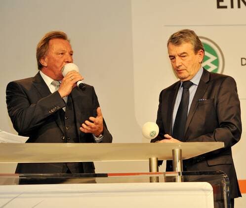 Harald STRUTZ (Präsident 1. FSV Mainz 05), im Interview mit DFB-Präsident Wolfgang NIERSBACH. Deutschland, Stuttgart: Fussball, DFB : Integrationspreis des Deutschen Fussball-Bundes und Mercedes-Benz am 04.03.2014, Mercedes-Benz Museum.