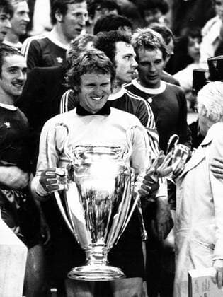 1975: Torwart Sepp Maier präsentiert den Pokal, der FC Bayern München ist Europapokalsieger der Landesmeister, daneben Franz Beckenbauer, Rainer Zobel und Jupp Kapellmann