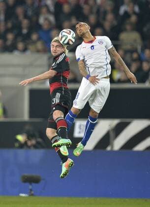 Kopfballduell Zweikampf Aktion Arturo Vidal (CHI) (rechts) gegen Marcel Schmelzer (GER) (links) DFB Länderspiel Deutschland gegen Chile Fußball Herren GER vs CHI Auswärtstrikot Auswärtstrikots Freundschaftsspiel Saison 2013 2014 Stuttgart Mercedes-Benz Arena 05.03.2014 DFB Länderspiel Deutschland gegen Chile
