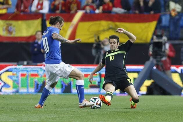 Spain s Cesc Fabregas ((R) and Italy s Daniel Pablo Osvaldo during international friendly match. March 5, 2014.  (20192029)