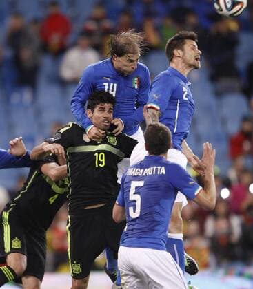 Friendly match played between Spain and Italy at Vicente Calderon stadium. In this picture, Diego Costa battles with three defenders. xANGELxRIVEROx 