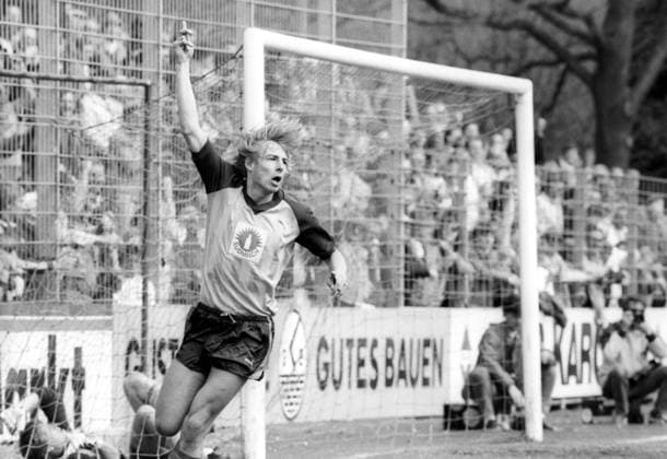 Stuttgarter Kickers - SC Charlottenburg: Jürgen Klinsmann (Stuttgart) bejubelt seinen Treffer zum 1:0