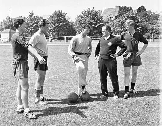 WM in Schweden, Juni 1958, vl: Horst Szymaniak, Aki Schmidt, Hans Schäfer, Bundestrainer Sepp Herberger, Karl.Heinz Schnellinger auf dem Trainingsplatz