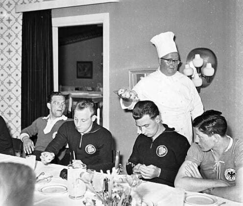 WM in Schweden, Juni 1958, beim Mittagsessen; vl Erich Juskowiak, Uwe Seeler, Aki Schmidt, Horst Szymaniak hinten DFB Koch Bindert.