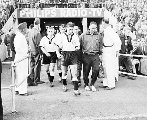 WM in Schweden, Juni 1958, Schweden - Deutschland 24.06.1958, vl; Georg Stollenwerk, Fritz Walter, Hans Cieslarczyk und Erich Deuser betreten nach der Halbzeitpause den Platz.