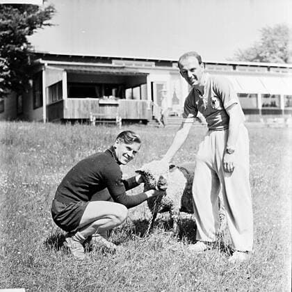 WM in Schweden, Juni 1958, Fritz Herkenrath (l) und Berni Klodt mit einem Schaaf.