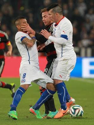 GER, DFB, Länderspiel, Deutschland vs Chile 05.03.14, Stuttgart, Mercedes-Benz-Arena, GER, Länderspiel Freundschaftsspiel, Deutschland vs Chile im Bild Mario Götze (Deutschland) gegen Arturo Vidal und Gary Medel (Chile)