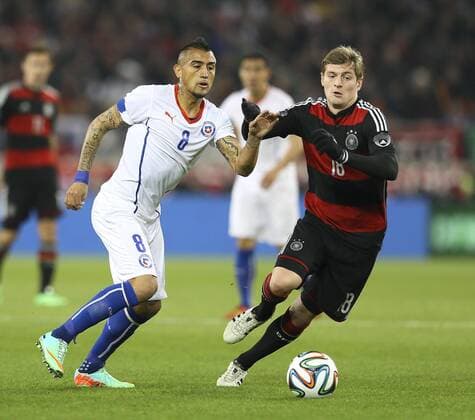 Foto : Toni Kroos , rechts , (GER) gegen Arturo Vidal Mi. 05.03.2014 Fussball Länderspiel in Stuttgart: Deutschland - Chile 1 - 0