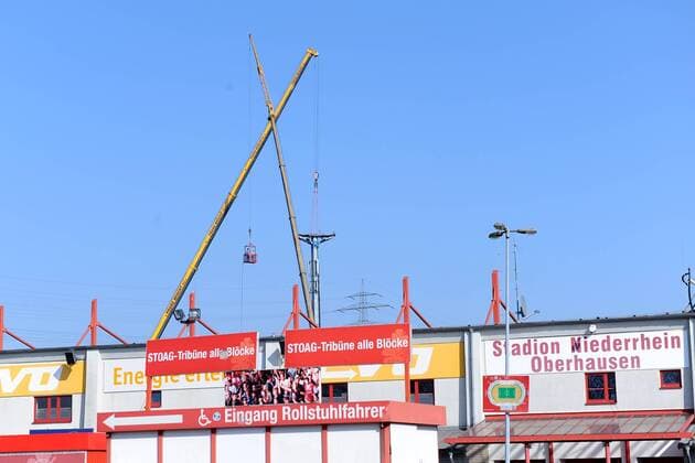 Fußball, Stadiongeschichte Rot-Weiß Oberhausen Fußball Regionalliga West: Rot-Weiß Oberhausen - Reparatur der Flutlichtmasten im Stadion Niederrhein in Oberhausen Wie das Oberhausener Gebäudemanagement ( OGM ) dem Verein mitteilte, bleibt das städtische Stadion Niederrhein bis zum 11.03.2014 gesperrt. Vom 06.03.2014 bis voraussichtlich 11.03.2014 wird der Flutlichtmast von einer Spezialfirma demontiert. Erst danach soll das Stadion wieder nutzbar sein.