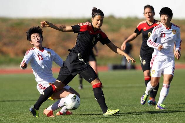 Fussball, Frauen, Algarve Cup 2014, Deutschland - China, v.li.: Gao Qi (China) im Zweikampf, Duell, duel, tackle mit Dzsenifer Marozsan (Deutschland), Nadine Keßler (Deutschland), Ren Guixin (China) xfsx