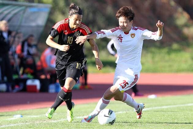 Fussball, Frauen, Algarve Cup 2014, Deutschland - China, v.li.: Dzsenifer Marozsan (Deutschland) im Zweikampf, Duell, duel, tackle mit Zhang Rui (China) xfsx