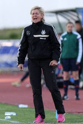 Fussball, Frauen, Algarve Cup 2014, Deutschland - China, v.li.: Trainerin Silvia Neid (Deutschland) gibt Anweisungen, gestikuliert, mit den Armen gestikulieren, gives instructions, gesticulate xfsx