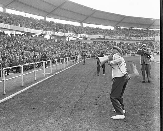 1 Jahr bis WM 2022: Historie, Stadien und Architektur WM in Schweden, Juni 1958, Schwedischer Einpeitscher im Ullevi Stadion von Göteborg