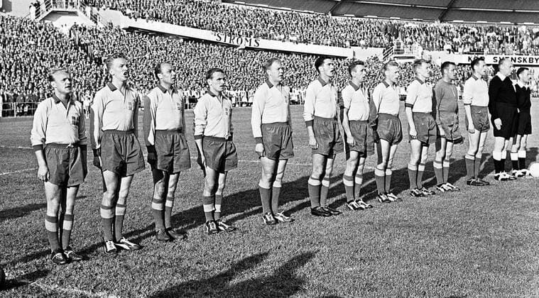WM in Schweden, Juni 1958, die Mannschaft der Schweden, v.li.: Lennart Skoglund, Agne Simonsson, Gunnar Gren, Kurt Hamrin, Sigvard -Sigge- Parling, Bengt -Julle- Gustavsson, Reino Börjesson, Sven Axbom, Orvar Bergmark, Torwart Kalle Svensson und Nils -Nisse- Liedholm