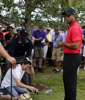 09 March 2014: Tiger Woods signs an autograph for a fan that was hit in the head by Wood s tee shot from the first tee box during the final round of the World Golf Championships-Cadillac Championship on the Blue Monster course at the Trump National Doral in Doral, FL. GOLF: MAR 09 PGA Golf Herren - World Golf Championships-Cadillac Championship - Final Round Icon20180943 EDITORIAL USE ONLY
