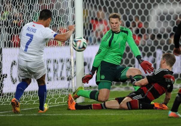 05.03.2014, Fussball Länderspiel 2014, Deutschland - Chile, Bastian Schweinsteiger (Deutschland), re., und Torhueter Manuel Neuer (Deutschland) retten gegen Alexis Sanchez (Chile)