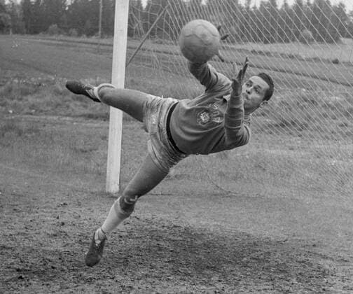 Fussball-Weltmeisterschaft 1958 , WM 1958 in Schweden. Im Trainingsquartier der Brasilianer Torwart Gilmar in Aktion 18.06.1958 HM